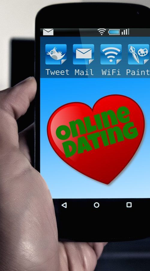 手机屏幕显示在线 App 的搜索框与历史记录页面，用户手指正悬停在输入框上方准备输入关键词